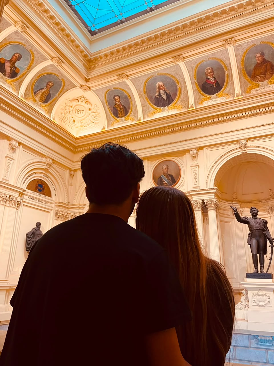 Vocês observando o interior do museu