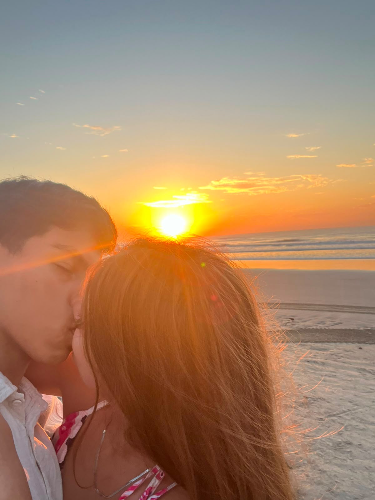 Vocês se beijando no pôr do sol na praia
